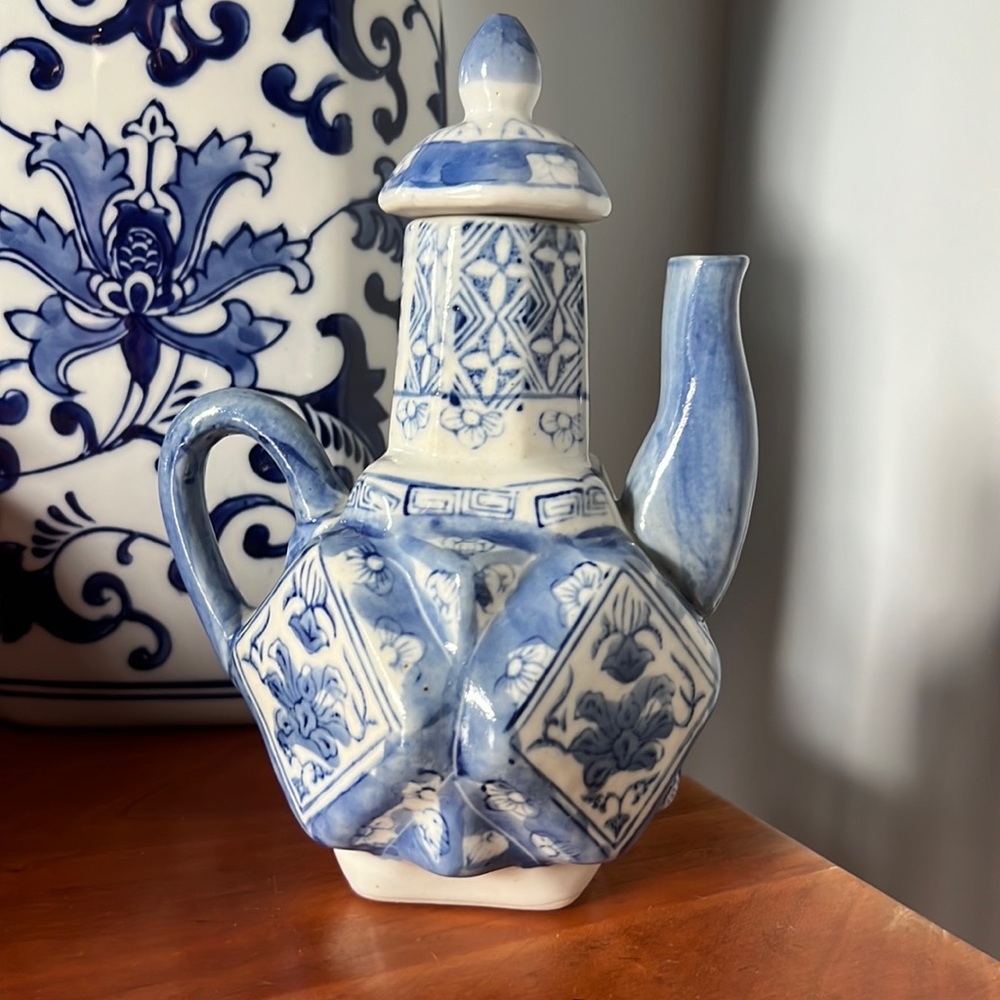 Chinoiserie hexagon blue and white teapot